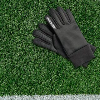 【NEW ITEM】
防風性と機能性を兼ね備えたユーティリティフィールドグローブ。プレー感覚を損なわないすべり止め付きで、スマートフォン操作にも対応。ユースサイズは移動時に安心なリフレクター付き。
【2 SIZE】
・大人サイズ フリー(手囲25㎝)
・大人サイズ フリー(手囲25㎝)